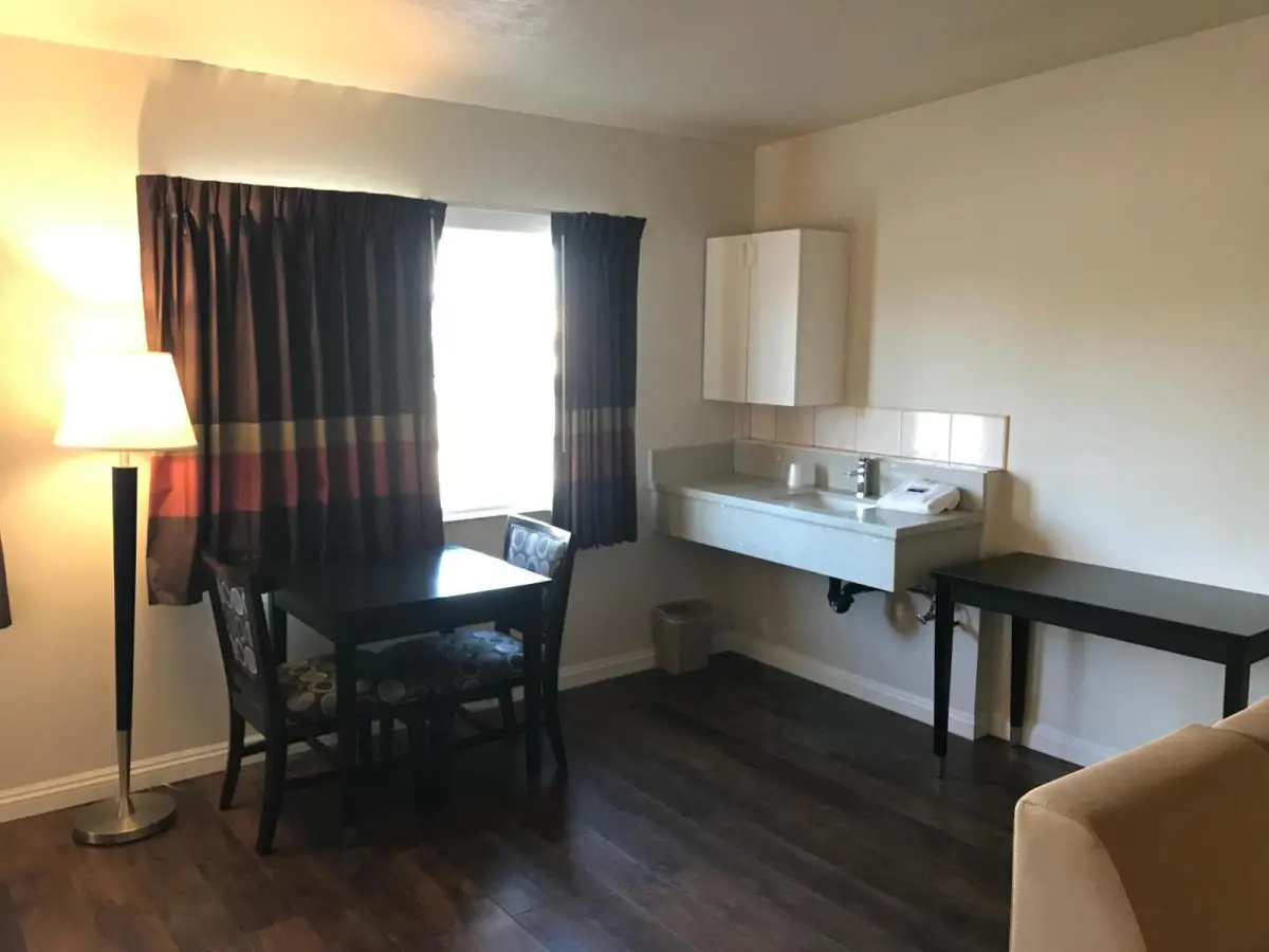 Manhattan Inn & Suites 5