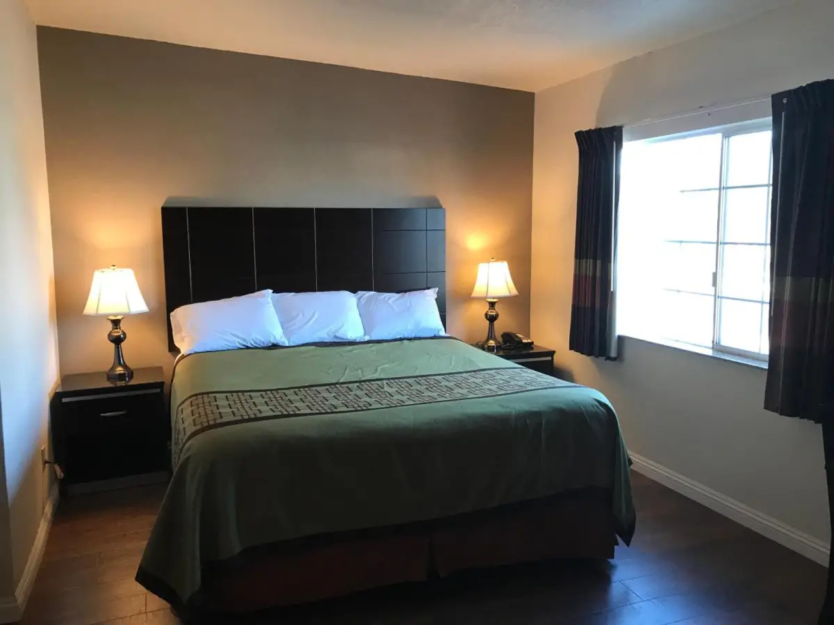 Manhattan Inn & Suites 6